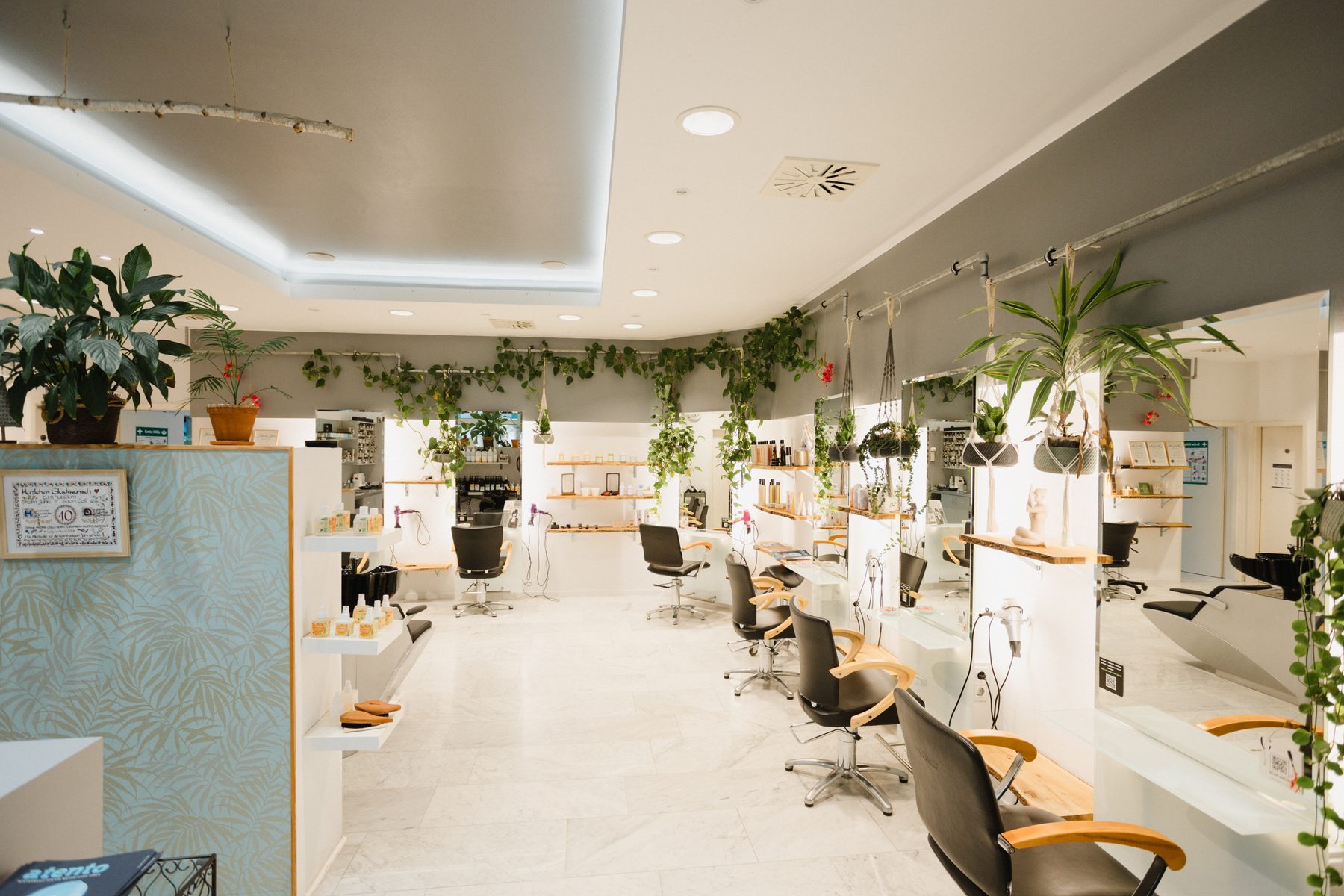 Blick durch den hellen Salon von Colli Natur Friseure in der Mathystraße in Karlsruhe